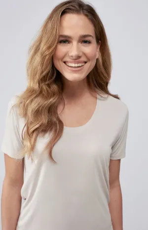 Basic T-shirt with round neck and short sleeves in slim fit