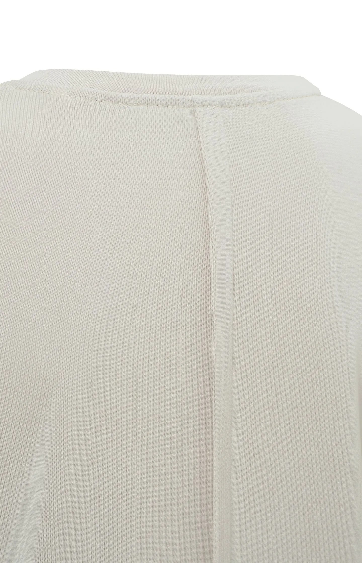 Basic T-shirt with round neck and short sleeves in slim fit